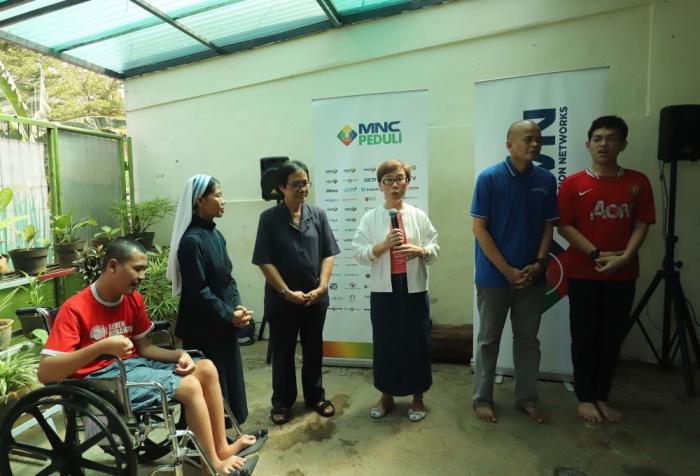 GGOD MNC Vision Networks Vera Tanamihardja menyerahkan bantuan donasi secara simbolis kepada Yuli, perwakilan dari Yayasan Bhakti Luhur di Yayasan Bhakti Luhur,