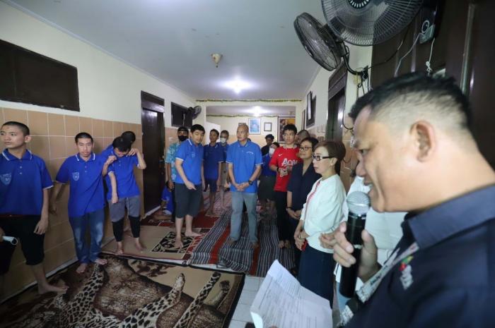 GGOD MNC Vision Networks Vera Tanamihardja menyerahkan bantuan donasi secara simbolis kepada Yuli, perwakilan dari Yayasan Bhakti Luhur di Yayasan Bhakti Luhur,