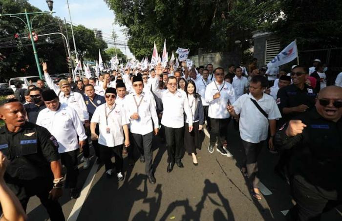 Ketua Umum Perindo Hary Tanoesoedibjo memimpin longmarch menuju Gedung KPU di kawasan Menteng Jakarta Pusat, Minggu (14/5/2023).