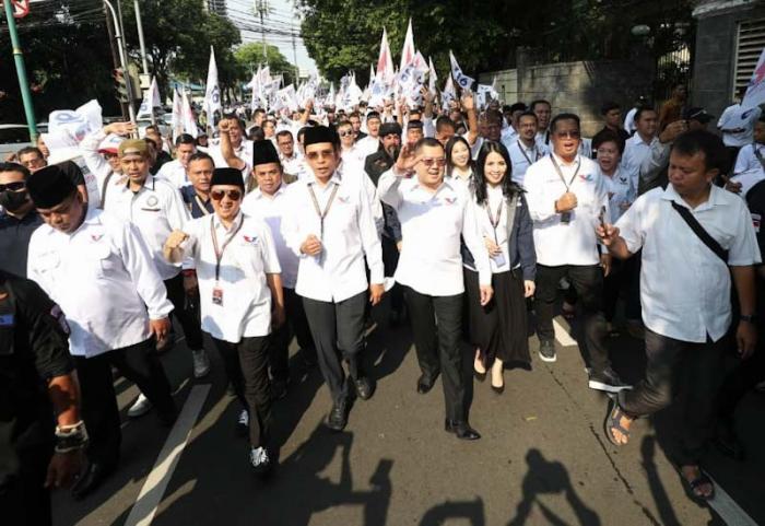 Ketua Umum Perindo Hary Tanoesoedibjo memimpin longmarch menuju Gedung KPU di kawasan Menteng Jakarta Pusat, Minggu (14/5/2023).