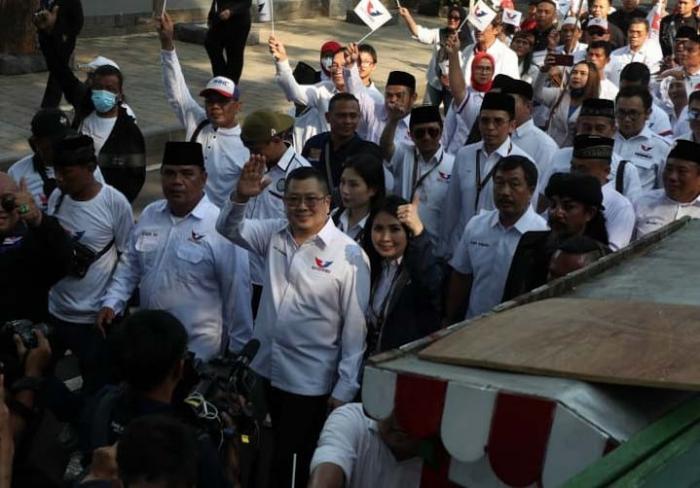 Ketua Umum Perindo Hary Tanoesoedibjo memimpin longmarch menuju Gedung KPU di kawasan Menteng Jakarta Pusat, Minggu (14/5/2023).
