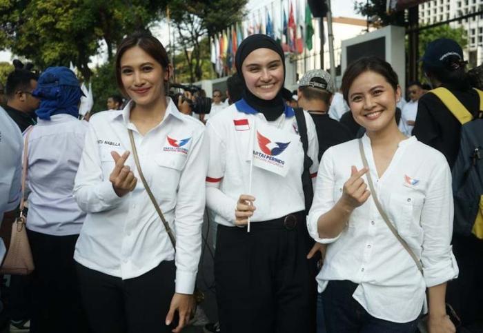 Sejumlah kader millenial Partai Perindo ikut hadir pada acara penyerahan berkas pengajuan bakal calon legislatif (bacaleg) Perindo di Gedung KPU.