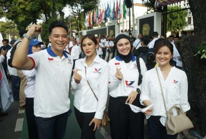 Ratu Nabila, Zeze Shihab serta presenter Dian Mirza turut hadir pada pendaftaran bacaleg Perindo di Gedung KPU Jakarta.