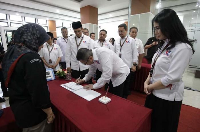 Ketua Umum Perindo Hary Tanoesoedibjo tiba di Gedng KPU untuk menyerahkan berkas pengajuan bakal calon legislatif (bacaleg) Partai Perindo.