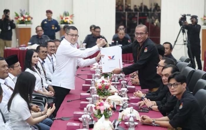 Ketua Umum Perindo Hary Tanoesoedibjo menyerahkan berkas pengajuan bakal calon legislatif (bacaleg) Partai Perindo yang diterima oleh Ketua KPU Hasyim Asy'ari.