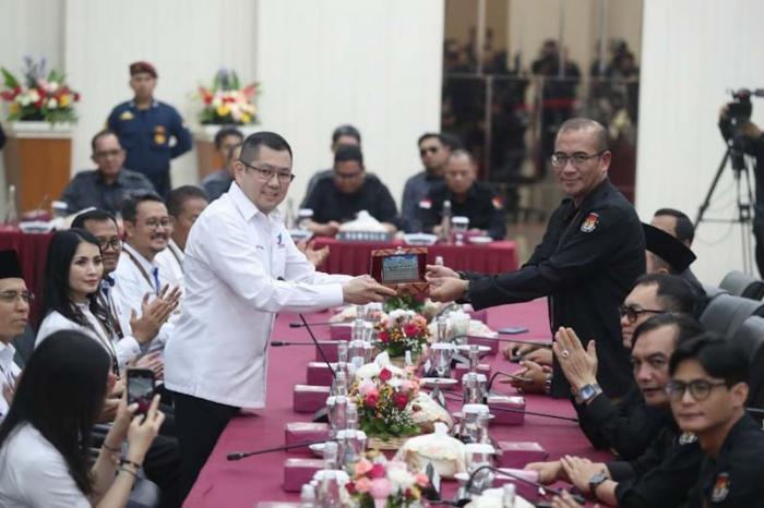 Ketua Umum Perindo Hary Tanoesoedibjo menyerahkan cenderamata yang diterima oleh Ketua KPU Hasyim Asy'ari.