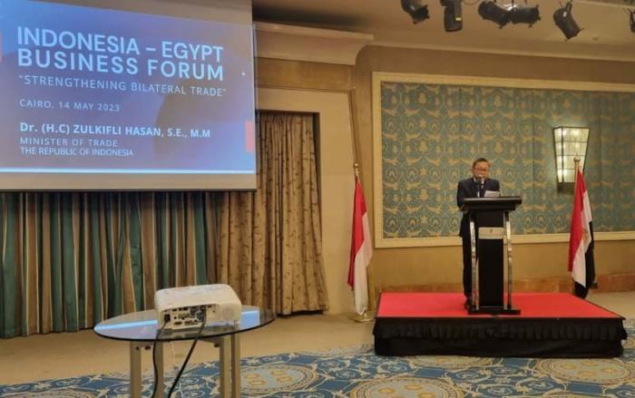 Menteri Perdagangan (Mendag) Zulkifli Hasan menyampaikan sambutan saat menghadiri acara Forum Bisnis Indonesia-Mesir di Kairo, Mesir, Minggu (14/5/2023).