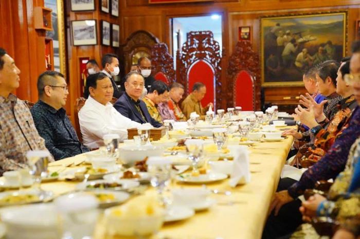 Menteri Pertahanan Prabowo Subianto menerima Ketua Umum Partai Perindo Hary Tanoesoedibjo dan Paguyuban Sosial Marga Tionghoa Indonesia (PSMTI).