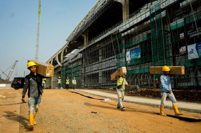Sejumlah pekerja beraktivitas di proyek pembangunan Stasiun Halim Kereta Cepat Jakarta-Bandung di Jakarta Timur, Rabu (17/5/2023).