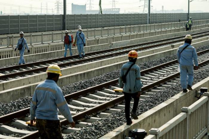 Sejumlah pekerja beraktivitas di proyek pembangunan Stasiun Halim Kereta Cepat Jakarta-Bandung di Jakarta Timur, Rabu (17/5/2023).