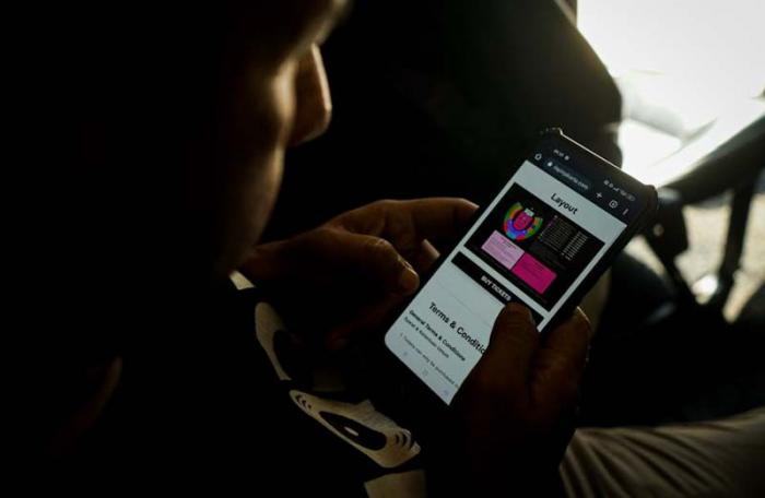 Seorang fans tengah berburu tiket nonton konser band Coldplay menggunakan ponsel melalui website resmi di Jakarta, Rabu (17/5/2023).