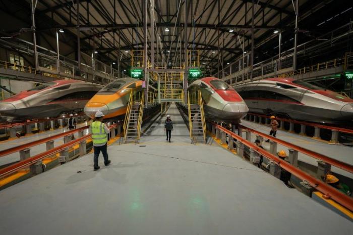 Rangkaian kereta berada di Depo Kereta Cepat Jakarta-Bandung, Tegalluar, Kabupaten Bandung, Jawa Barat, Rabu (17/5/2023).