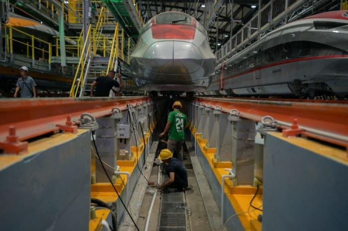 Rangkaian kereta berada di Depo Kereta Cepat Jakarta-Bandung, Tegalluar, Kabupaten Bandung, Jawa Barat, Rabu (17/5/2023).