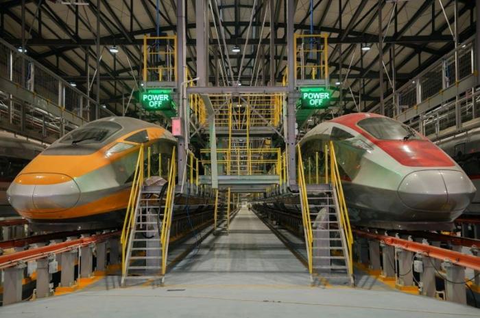 Rangkaian kereta berada di Depo Kereta Cepat Jakarta-Bandung, Tegalluar, Kabupaten Bandung, Jawa Barat, Rabu (17/5/2023).