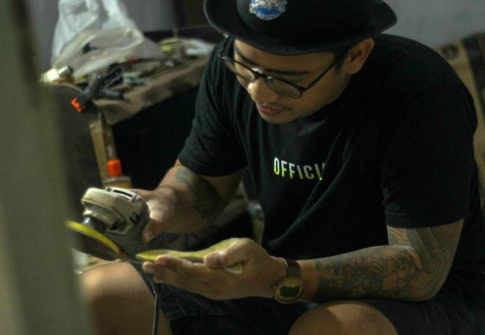 Satria Conayio (34), tengah menyelesaikan pembuatan katapel dengan merk dagang Little Margo Catapult di Kota Depok, Jawa Barat, Rabu (17/5/2023).