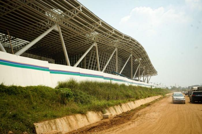 Pekerja menyelesaikan pembangunan Stasiun Kereta Cepat Karawang, Jawa Barat, Rabu (17/5/2023).