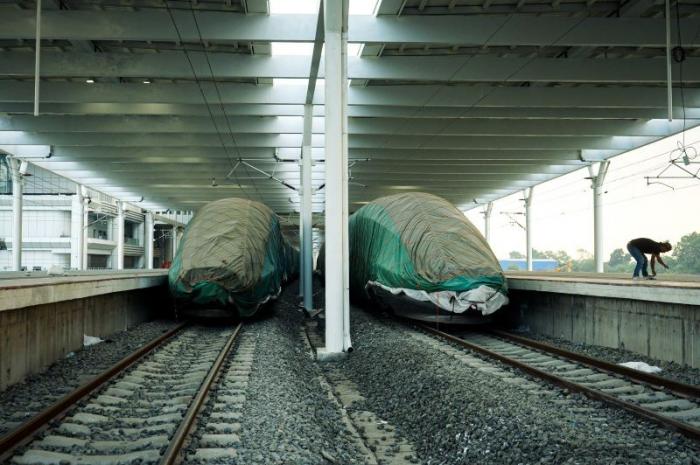 Pekerja menyelesaikan pembangunan Stasiun KA Cepat Tegalluar di Kabupaten Bandung, Jawa Barat, Rabu (17/5/2023).