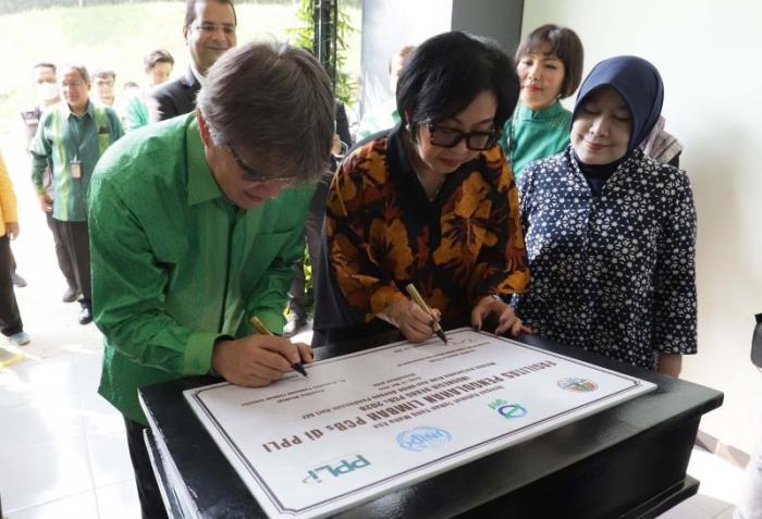 Dirjen PSLB3 Rosa Vivien Ratnawati (kanan) dan Presdir PT PPLI Yoshiaki Chida (kiri) menandatangani prasasti saat peresmian penggunaan fasilitas pengolahan PCBs