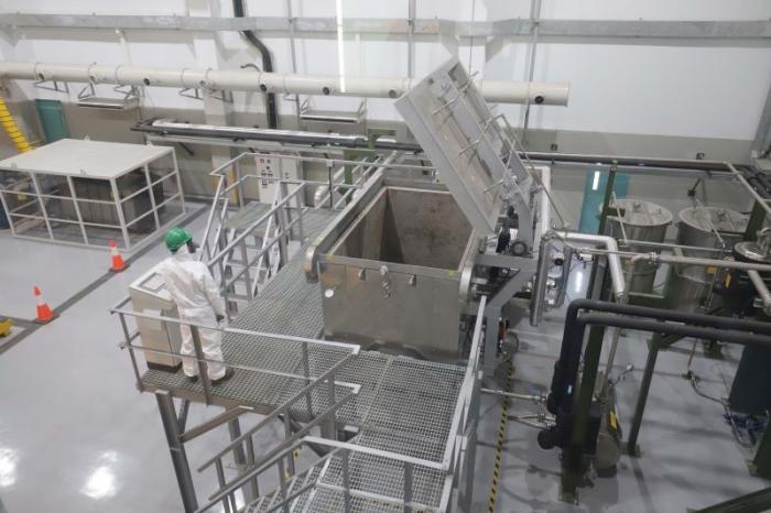 PBB melalui UNIDO menghibahkan fasilitas pengolahan non thermal PCBs kepada Indonesia melalui KLHK.