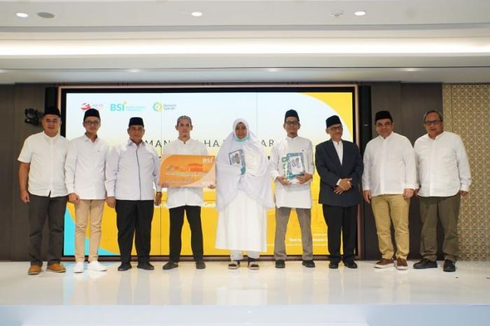 Direktur Sales dan Distribution BSI Anton Sukarna menyerahkan Kartu Debit Haji Indonesia kepada sejumlah calon jamaah haji.