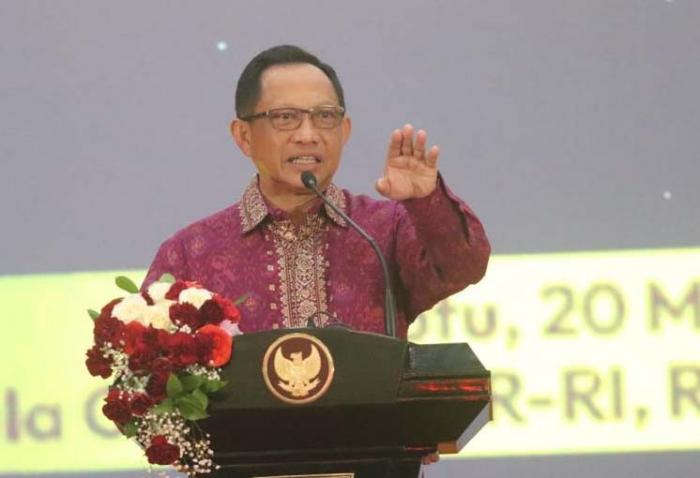Mendagri Tito Karnavian menyampaikan sambutan pada halal bihalal TP Sriwijaya.