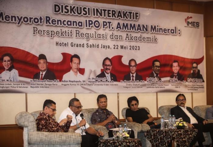Anggota DPR Komisi VII Adian Napitupulu memaparkan pandangannya terkait rencana PT AMMAN Mineral Internasional melantai di bursa.