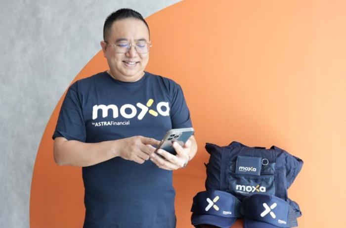 CEO Moxa Lim Lizal menunjukkan layanan Pinjaman Modal Usaha dari FINATRA di aplikasi Moxa.
