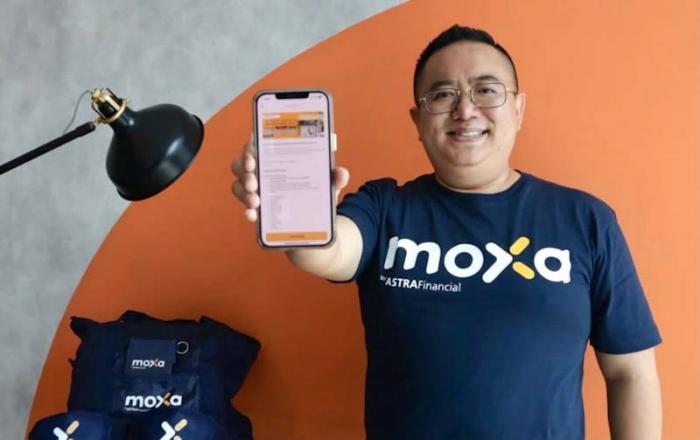 CEO Moxa Lim Lizal menunjukkan layanan Pinjaman Modal Usaha dari FINATRA di aplikasi Moxa.