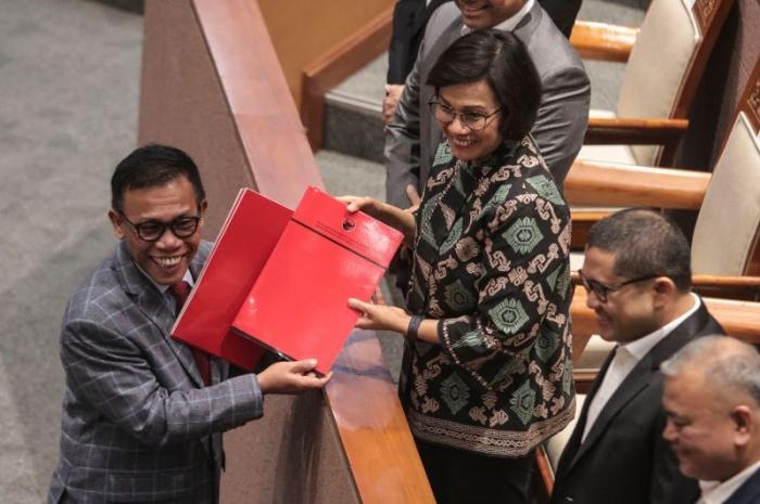 Menteri Keuangan Sri Mulyani menghadiri Rapat Paripurna DPR RI ke-24 Masa Sidang V Tahun 2022-2023 di gedung Parlemen, Senayan, Jakarta.