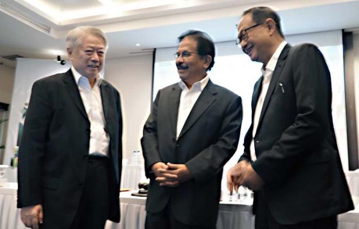 (Kiri-kanan) Dirut Intiland Hendro S. Gondokusumo, Wakil Komut Intiland Sofyan A. Djalil, dan Komut Intiland Sinarto Dharmawan hadir pada RUPST Intiland.