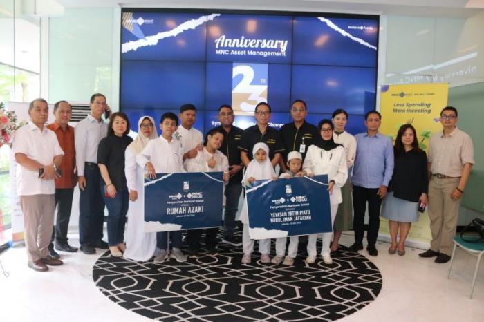 MNC Asset Management menyerahkan bantuan kepada beberapa yayasan pada perayaan HUT ke-23..