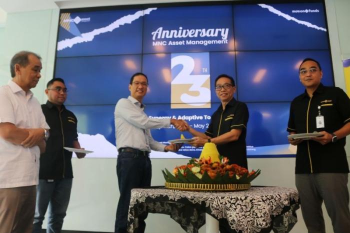Dirut MNC Asset Management Ferry Kojongian memotong tumpeng pada perayaan ulang tahun ke-23 MNC Asset Management.