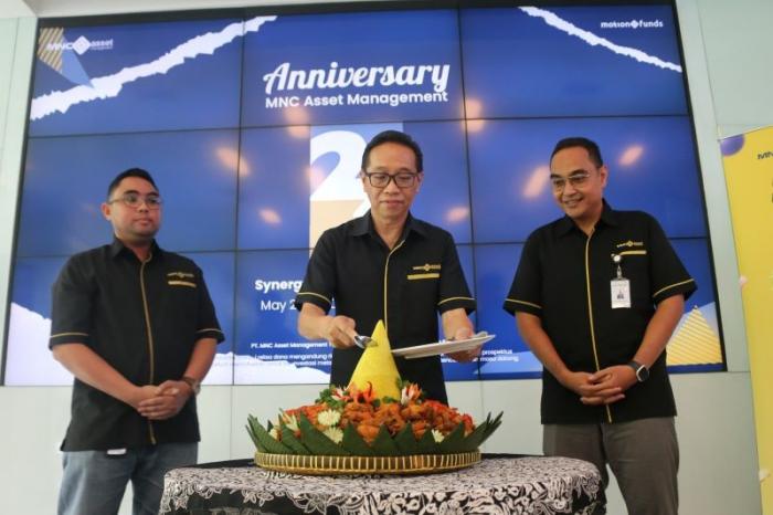 Dirut MNC Asset Management Ferry Kojongian (tengah) memotong tumpeng pada perayaan ulang tahun ke-23 MNC Asset Management.