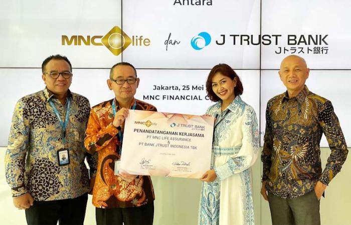 Direktur MNC Life Risye Dillianti (kedua kanan) dan Direktur Utama JTrust Bank Ritsuo Fukada (kedua kiri) berfoto dalam acara penandatangan kerja sama .
