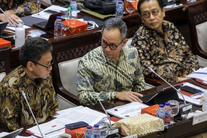 Ketua Dewan Komisioner Otoritas Jasa Keuangan (OJK) Mahendra Siregar mengikuti rapat kerja dengan Komisi XI DPR di Gedung Parlemen, Senayan.