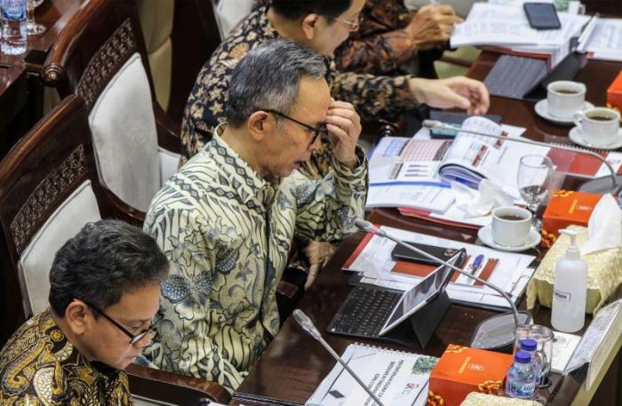 Ketua Dewan Komisioner Otoritas Jasa Keuangan (OJK) Mahendra Siregar mengikuti rapat kerja dengan Komisi XI DPR di Gedung Parlemen, Senayan.