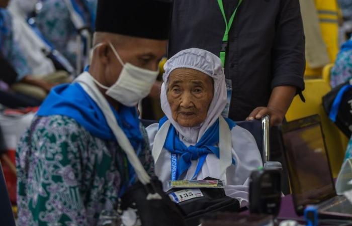 Jamaah calon haji kloter pertama asal Kabupaten Ogan Komering Ulu (OKU) Timur tiba di Asrama Haji Palembang, Sumatera Selatan, Jumat (26/5/2023).