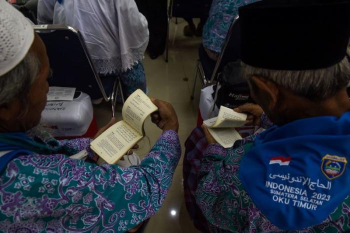 Jamaah calon haji kloter pertama asal Kabupaten Ogan Komering Ulu (OKU) Timur tiba di Asrama Haji Palembang, Sumatera Selatan, Jumat (26/5/2023).