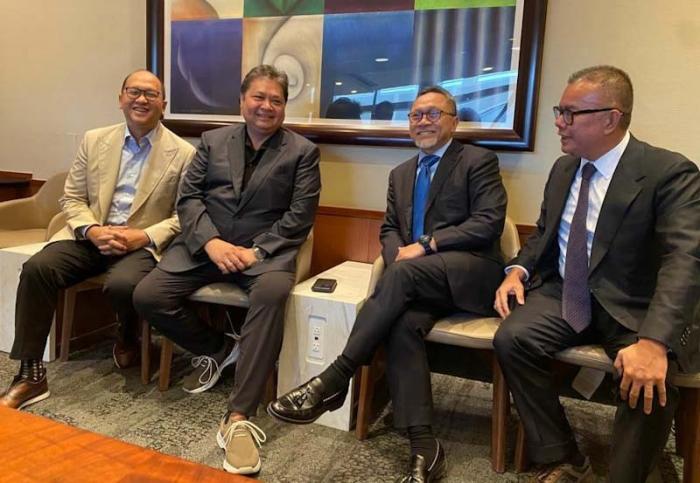 Ketum Golkar Airlangga Hartarto dan Ketum PAN Zulkifli Hasan melakukan pertemuan di Amerika Serikat usai pertemuan tingkat menteri APEC di McNamara Airport, AS.