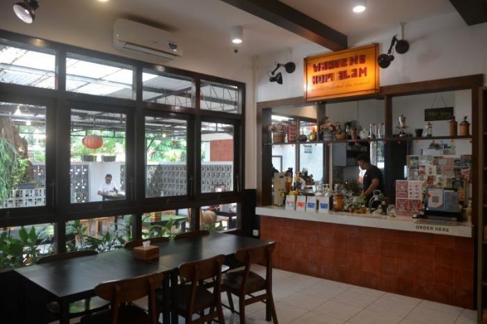 Suasana Waroeng Kopi Alam di Jalan Singosari Timur No 8 Semarang, Jawa Tengah tampak tenang dan asri, Sabtu (27/5/2023).