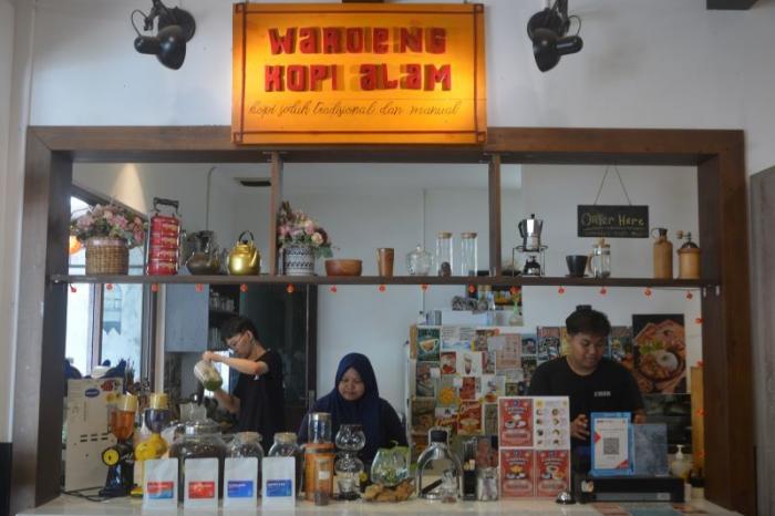 Suasana Waroeng Kopi Alam di Jalan Singosari Timur No 8 Semarang, Jawa Tengah tampak tenang dan asri, Sabtu (27/5/2023).