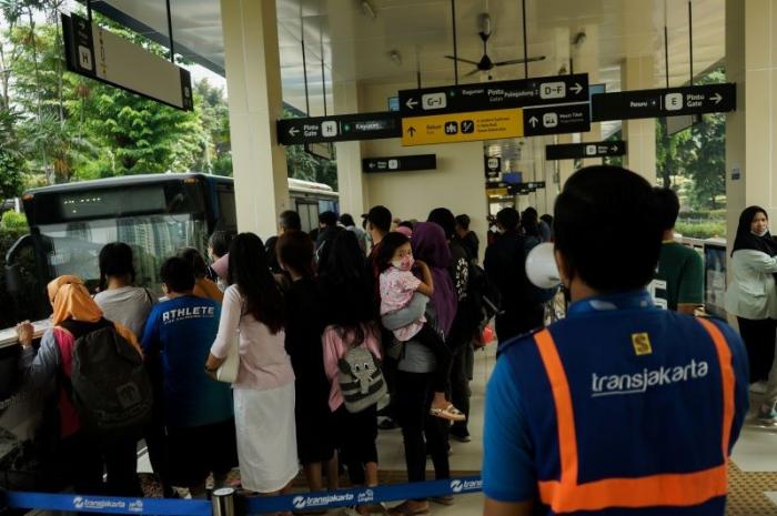 Halte Transjakarta Dukuh Atas 2 tampak ramai calon penumpang, Minggu (28/5/2023).