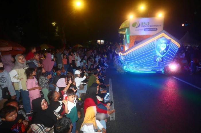 Perahu warna-warni BPJS Ketenagakerjaan tampil memukau saat mengikuti light parade HUT ke-730 Kota Surabaya, Sabtu (27/5/2023).