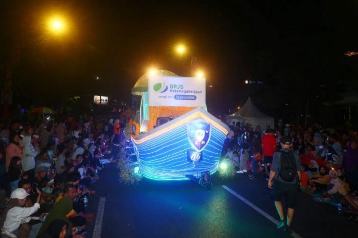 Perahu warna-warni BPJS Ketenagakerjaan tampil memukau saat mengikuti light parade HUT ke-730 Kota Surabaya, Sabtu (27/5/2023).