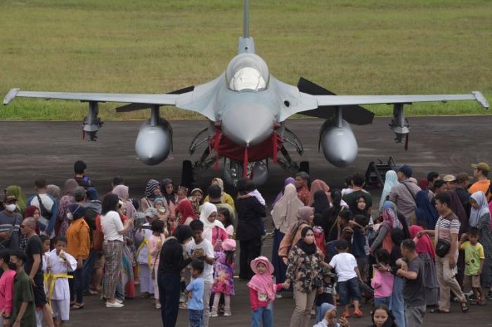 Warga antusias melihat dari dekat pesawat tempur TNI di Apron Alpha dan Bravo Lanud Sri Mulyono Herlambang, Palembang, Minggu (28/5/2023).