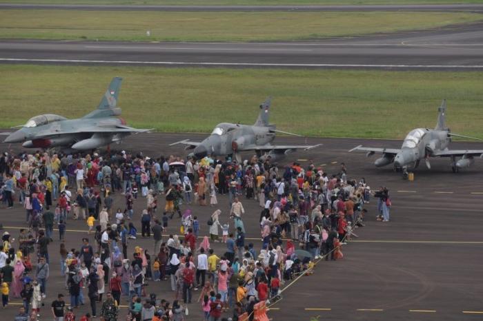 Warga antusias melihat dari dekat pesawat tempur TNI di Apron Alpha dan Bravo Lanud Sri Mulyono Herlambang, Palembang, Minggu (28/5/2023).