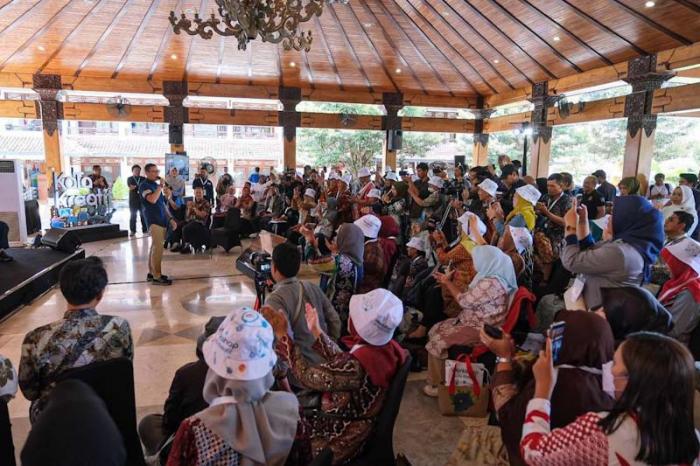 Menparekraf Sandiaga Uno menghadiri Workshop Kabupaten/Kota (KaTa) Kreatif 2023 di Pendopo Parasamya Bantul, Minggu (28/5/2023).