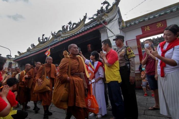 Rombongan 32 biksu dari Thailand singgah di Kelenteng Tay Kak Sie, Gang Lombok, Kota Semarang, Jawa Tengah, Senin (29/5/2023).