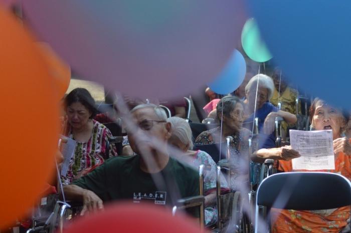 Oma Opa bersiap menerbangkan balon warna-warni dalam acara peringatan hari lanjut usia (lansia) di halaman Panti Werda Pengayoman, Kota Semarang