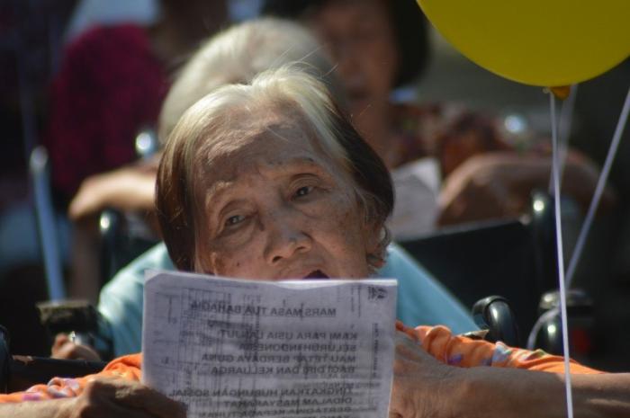 Oma Opa bersiap menerbangkan balon warna-warni dalam acara peringatan hari lanjut usia (lansia) di halaman Panti Werda Pengayoman, Kota Semarang
